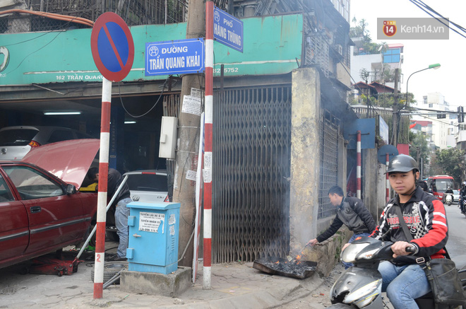 Giật mình thon thót với những cảnh đốt vàng mã ngay xe máy, trụ điện của người dân Thủ đô